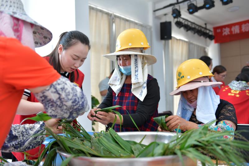“濃情粽意，共享溫暖”包粽子活動(dòng).jpg